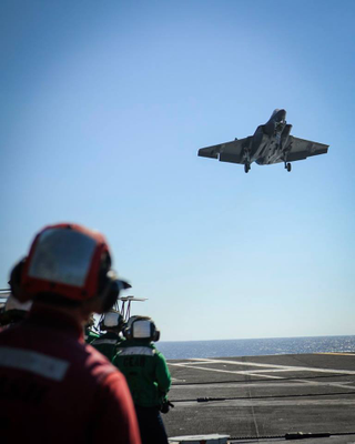 Illustration for article titled Espectaculares imágenes del F-35C en pruebas sobre un portaaviones